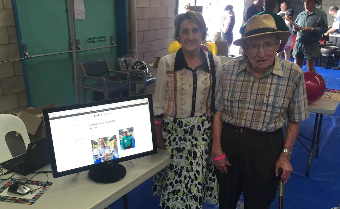 Ron and Heather Chesher check out the Moruya Examiner's live blog.