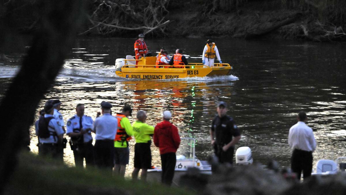 WAGGA: Emergency personnel line the bank of the Murrumbidgee River at Wiradjuri Reserve late yesterday afternoon as a body, believed to be that of missing man Brent Little, is recovered from the water on Tuesday afternoon. Picture: Les Smith/The Daily Advertiser