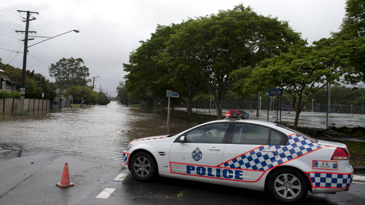 Residents prepare to evacuate Ipswich as others watch flood waters rise near Brisbane. Photo: HARRISON SARAGOSSI