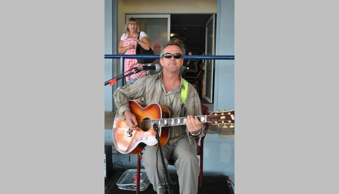 Phil Phree provided some pre lunch entertainment at Tuross Head Country Club in memory of his friend Ian Hockey.