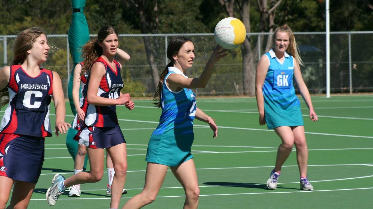 ULLADULLA: Emily Cachia from the Kites distribues the ball from the centre during netball action on the weekend.
