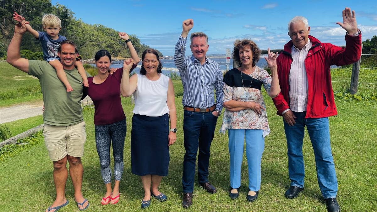 Gilmore MP Fiona Phillips and Shadow Minister for Climate Change and Energy, Chris Bowen, with members of the Maloneys Beach Resident's Association.