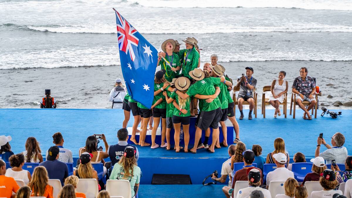 COUNTRY PRIDE: The Australian Irukandjis team at the closing ceremony. Picture: Mike Rodriguez/ISA