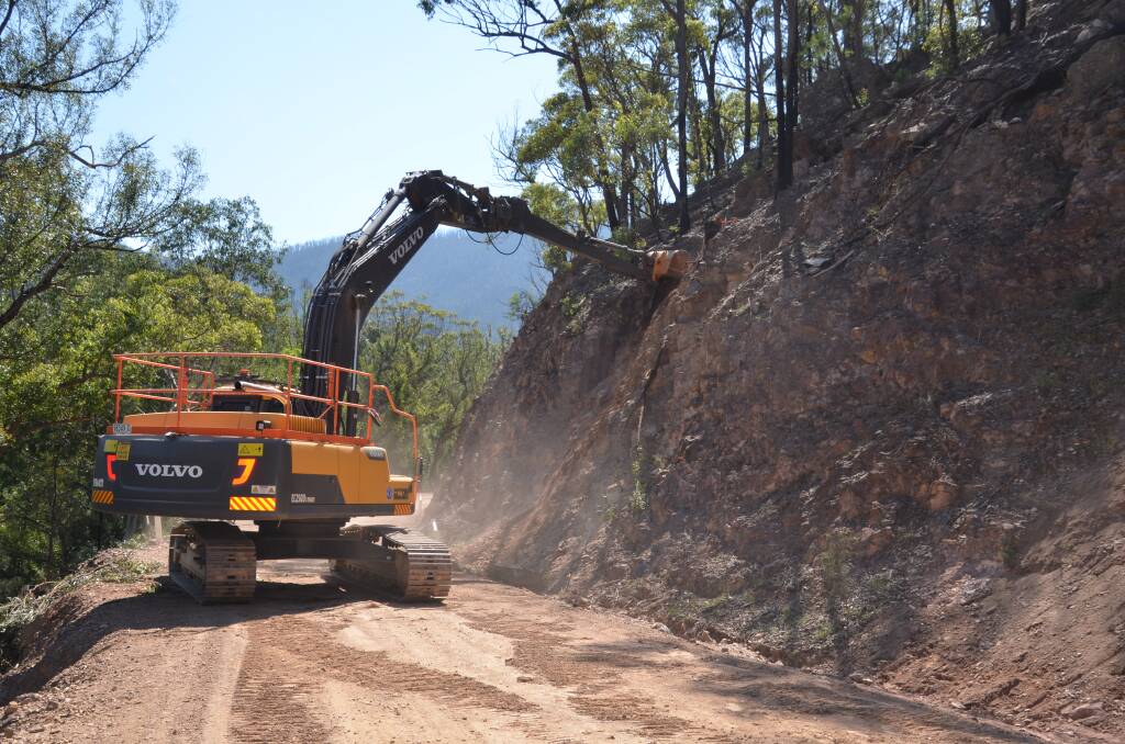  Araluen Road is closed to through traffic during work to re-establish roadside slopes damaged during heavy rains. Heavy machinery will be active on the road during work.