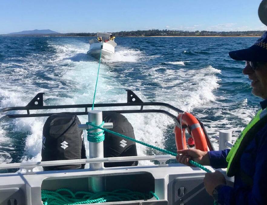 Marine Rescue Tuross tows the stranded boat back to Preddys Wharf. Image: Marine Rescue Tuross. 