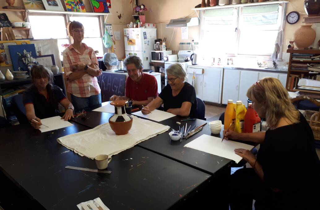 Art Central’s Drawing & Painting class from left: Keedah Throssell, Lesley Whale (tutor), Don Reeve, Jenny Eergersen and Wendy Collard.