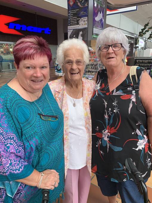 Fashionista: Now here is a group looking to make trouble! Lorna Cowie with daughters Karen Cowie and Carol Molina. Carol is out from Spain visiting family and Friends. Ole!