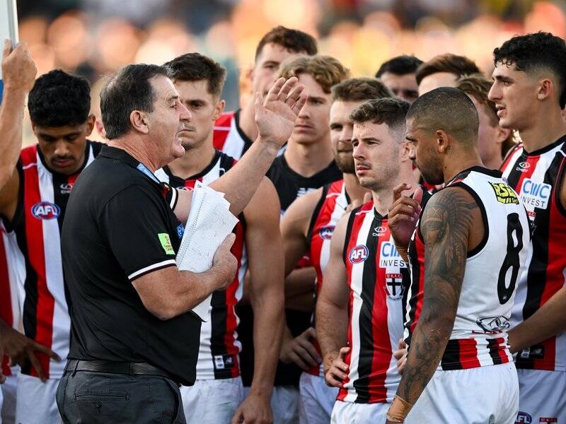 Ross Lyon gets his point across to his struggling St Kilda side. (Michael Errey/AAP PHOTOS)