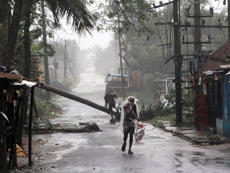 A strong cyclone has hit the coasts of eastern India and Bangladesh, sparking evacuations.