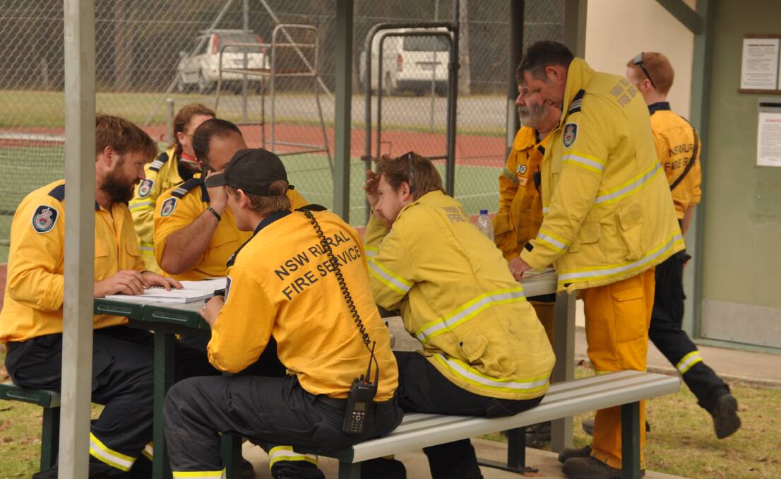 Firefighters planning at a staging area in Wandandian last week. Photo: Stuart Thomson. 